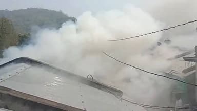 ପଦ୍ମପୁର: କେ ପାଣ୍ଡାରାଗୁଡ଼ା ଗ୍ରାମରେ ଅଗ୍ନିକାଣ୍ଡ ଘଟି ୨ପରିବାର ର ୫ବଖରା ଘର ପୋଡ଼ି ପାଉଁଶ, ଲକ୍ଷାଧିକ ଟଙ୍କା ର ଜିନିଷ ପୋଡ଼ି ପାଉଁଶ