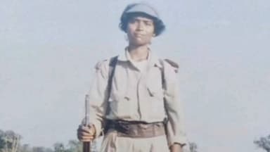 ములుగు: అడవి నుంచి అసెంబ్లీ దాకా.. మంత్రి సీతక్క అసాధారణ ప్రయాణం (మహిళా దినోత్సవం స్పెషల్ స్టోరీ)