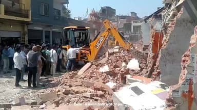 इंदरगढ़: नगर में शीतला माता के पास प्रशासन का बुलडोजर, 11 दुकानें जमींदोज, दुकानदारों में हड़कंप