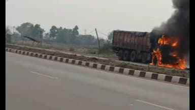 ଆନନ୍ଦପୁର: ୨୦ନମ୍ବର ଜାତୀୟ ରାଜପଥ ବେଲବାହାଳି ଗୁଞ୍ଜନ ହୋଟେଲ ସମ୍ମୁଖରେ ଜଳିଗଲା ସିମେଣ୍ଟ ବୋଝେଇ ଟ୍ରକ : ଡ୍ରାଇଭର ହୋଟେଲ ରେ ଖାଉଥିବା ସମୟରେ