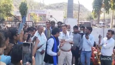 मायापुर पुलिस पर ग्रामीणों पर बेरहमी से मारपीट करने का आरोप भीम आर्मी और पडोरा के ग्रामीणों ने किया थाने का घेराव