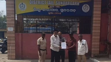 ସୁନ୍ଦରଗଡ: ସୁନ୍ଦରଗଡ ଜିଲ୍ଲା ମୁଖ୍ୟ କାରାଗାରରେ ଅନ୍ତେବାସୀଙ୍କୁ ନିଜର ମ୍ୟାଜିକ ଦେଖାଇ ଆନନ୍ଦିତ କରିବା ସହ ସେମାନଙ୍କ ବୌଦ୍ଧିକ ଚେତନାକୁ ସନ୍ତୁଳିତ କଲେ