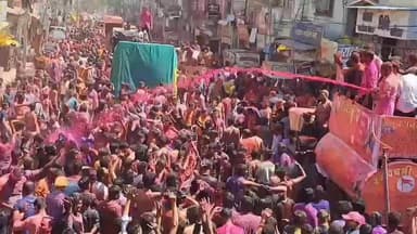 खंडवा नगर: रंग पंचमी पर निकली श्री दादाजी फाग यात्रा, गुलाल और पानी की बौछारों के बीच झूमे युवा