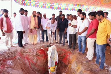 సిద్దిపేట అర్బన్: సిద్దిపేటలోని ప్రశాంత్ నగర్ బాలాంజనేయ స్వామి దేవాలయ భూమి పూజ కార్యక్రమంలో పాల్గొన్న మాజీ మంత్రి ఎమ్మెల్యే హరీష్ రావు