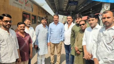 सोहागपुर: शहडोल रेलवे स्टेशन पर नेता प्रतिपक्ष के आगमन पर कांग्रेसियों ने किया स्वागत