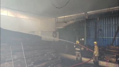 பாளையங்கோட்டை: சீவலப்பேரி சாலையில் அமைந்துள்ள மர குடோனில் தீ விபத்து ரூ 10 லட்சம் மதிப்பிலான மரக்கட்டைகள் எரிந்து நாசம்.