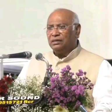 ಚಿತ್ತಾಪುರ: ಎಫಸ್ಟಿನ್ ಫೈಲ್ ಹೆದರಿ ಟ್ರಂಪ್ಗೆ ಮೋದಿ ತಲೆ ಬಾಗಿದ್ದಾನೆ: ಪಟ್ಟಣದಲ್ಲಿ ಪ್ರಧಾನಿ ವಿರುದ್ಧ AICC ಅಧ್ಯಕ್ಷ ಮಲ್ಲಿಕಾರ್ಜುನ ಖರ್ಗೆ ವಾಗ್ದಾಳಿ