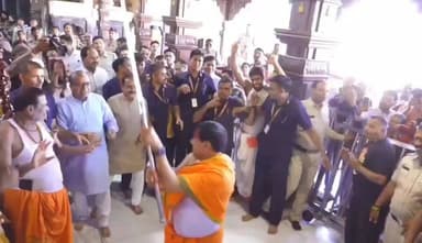 उज्जैन से बड़ी खबर
#उज्जैन में रंग पंचमी के पावन अवसर पर डॉ. मोहन यादव ने महाकालेश्वर मंदिर पहुंचकर बाबा महाकाल का विधि-...