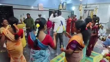 ಶಿಡ್ಲಘಟ್ಟ: ಕೋಲಾಟ ಕ್ರೀಡೆಯನ್ನು ಕಲಿಕೆಗೆ ಮುಂದಾದ ಗ್ರಾಮೀಣ ಹಾಗೂ ನಗರದ ಮಹಿಳೆಯರು