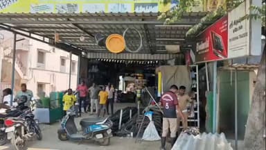 ஊத்தங்கரை: கிருஷ்ணா டிரேடர்ஸ் தனியார் இரும்பு கடையில் புகுந்த பாம்பை லாவகரமாக மீட்ட தீயணைப்பு கடை உரிமையாளர் மற்றும் பொதுமக்கள் பாராட்டு