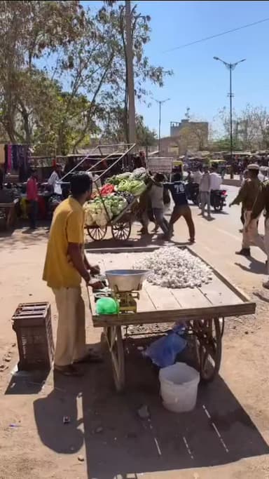 पुलिस की गुंडागर्दी पोकरण में, सब्जी का ठेला उल्टा किया
#jaisalmer