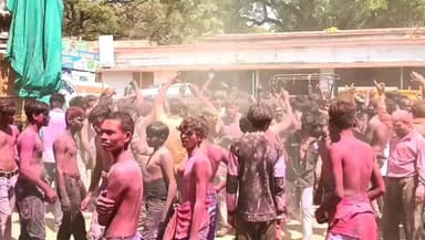 बड़वाह: बड़वाह में रंग पंचमी पर निकली रंगारंग गैर, मादल-ढोल की थाप पर झूमे आदिवासी, उड़ा गुलाल