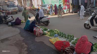 अलीराजपुर: शहर में एमजी रोड पर सड़क के दोनों ओर सब्जी दुकानों से परेशानी, प्रशासन लापरवाह