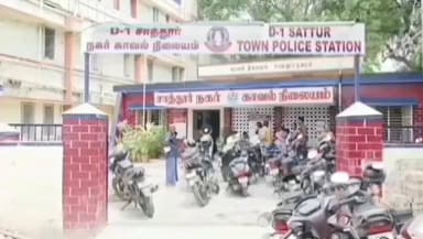 சாத்தூர்: படந்தால் அரசு மேல்நிலைப்பள்ளி அருகே தடை செய்யப்பட்ட பீடி சிகரெட் விற்பனை செய்த பெட்டிக்கடை நடத்தி வரும் முதியவரை கைது செய்த காவல்துறையினர்