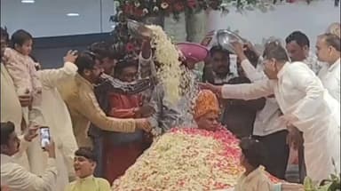 साईं खेड़ा: रंग पंचमी पर दादा मंदिर में संत छोटे सरकार की मौजूदगी में खेली गई फूलों की होली