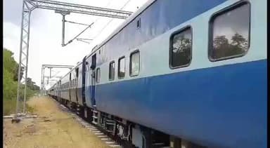 நாகப்பட்டினம்: காரைக்காலில் இருந்து ரயில் மூலம் கடத்தல் என்ற 50,000 மதிப்பிலான 389 மது பாட்டில்கள் பறிமுதல் ரயில்வே பாதுகாப்பு படை நடவடிக்கை