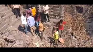 ಹುಲಸೂರ: ಪಟ್ಟಣದಲ್ಲಿ ಪಾಳು ಬಿದ್ದ ಐತಿಹಾಸಿಕ ಪುಷ್ಕರಣಿ ಸ್ವಚ್ಛಗೊಳಿಸಿದ ಗ್ರಾಮಸ್ಥರು