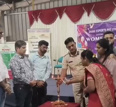 ಧಾರವಾಡ: ನಗರದಲ್ಲಿ ಮಹಿಳೆಯರಿಗೆ ಕಾನೂನು ಬಗೆ ಜಾಗೃತಿ ಮೂಡಿಸಿದ ಕಮೀಷನರ್ ಎನ್ ಶಶಿಕುಮಾರ್