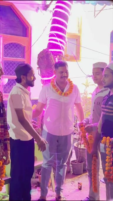 ग़ाज़ियाबाद के मुस्लिम नौजवानों ने फुल मालाओ से स्वागत किया। @AzadSamajParty काशीराम के नेतृत्व में एडo चंद्रशेखर आज़ाद साहब का साथ देने का वादा किया।
#gulzarsiddiqui