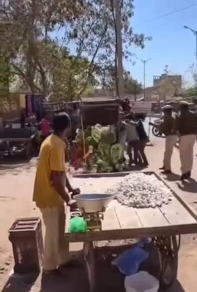 आज के समय में कोई गरीब घर चलाने और पेट पालने के लिए कहीं मजदूरी भी नहीं कर सकता। कहीं रेहड़ी लगाकर दो पैसे कमाने लगता है...