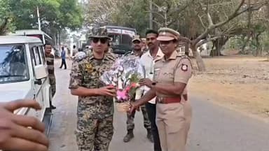 நாங்குநேரி: தேர்தல் பாதுகாப்புக்கு பிஎஸ்எப் வீரர்கள் சிறுமளஞ்சி வருகை. மேள தாளங்கள் முழங்க வரவேற்பு.