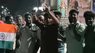 உளுந்தூர்பேட்டை: உலகக் கோப்பை சாம்பியன் பட்டம் வென்று இந்திய அணி அசத்தல் உளுந்தூர்பேட்டையில் பட்டாசு வெடித்து கொண்டாடிய ரசிகர்கள்