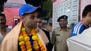 सूर्यकुमार यादव, गौतम गंभीर और जय शाह टी20 वर्ल्ड कप ट्रॉफी के साथ हनुमान मंदिर में आशीर्वाद लेते हुए। जय बजरंगबली
#Tea...