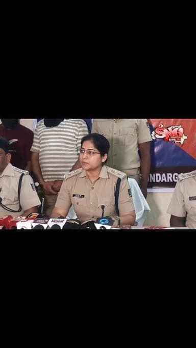 ସୁନ୍ଦରଗଡ ଟାଉନ ପୋଲିସଙ୍କ ଚଢ଼ାଉରେ ୩୦ ଲକ୍ଷରୁ ଅଧିକ ଟଙ୍କାର ଗଞ୍ଜେଇ ଜବତ। ଆନ୍ତଃରାଜ୍ୟ ଚାଲାଣ ସମୟରେ ହାଇୱେରେ ମାଡ଼ି ବସିଲା ପୋଲିସ 🚔
ଟ୍ରକ...