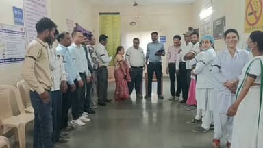 कटंगी: विकासखंड में स्वास्थ्य कर्मियों ने काली पट्टी बांधकर किया काम, आरोपियों की गिरफ्तारी की मांग करते हुए सौंपा ज्ञापन