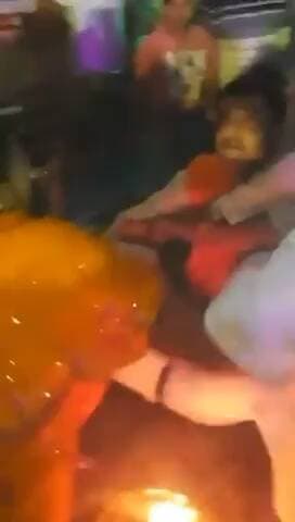 #यूपी – #कानपुर में भीड़ ने भूतेश्वर मंदिर के महंत प्रशांत गिरी उर्फ गोलू पंडित को पीटा
महंत का 2 दिन पहले नॉनवेज खाते Video वायरल हुआ था