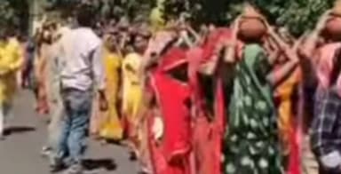 सीहोर: जिले के ग्राम धनखेड़ी में श्रीमद् भागवत कथा का आयोजन, कलश यात्रा निकली, बड़ी संख्या में महिलाएं शामिल