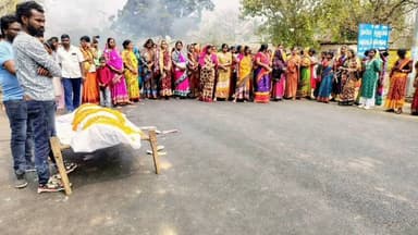 କେନ୍ଦୁଝର ସଦର: ଗତକାଲି ସନ୍ଧ୍ୟା ବାଇକ୍ ଧକ୍କାରେ ଜଣେ ମୃତ୍ୟୁବରଣ କରିଥିଲେ କ୍ଷତିପୂରଣ ଦାବିରେ ୨୨୦ ନମ୍ବର ଜାତୀୟ ରାଜପଥ ଖଜୁରୀଡିହା ଛକରେ ଉତ୍ୟକ୍ତ ଲୋକ