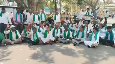 ಚಿತ್ರದುರ್ಗ: ಹೂವಿನ ಮಾರುಕಟ್ಟೆಯಲ್ಲಿ ರೈತರಿಗೆ ಆಗುತ್ತಿರುವ ಅನ್ಯಾಯವನ್ನ ತಡೆಯುವಂತೆ ಒತ್ತಾಯಿಸಿ ನಗರದಲ್ಲಿ ಜಿಲ್ಲಾಧಿಕಾರಿಗೆ ಮನವಿ