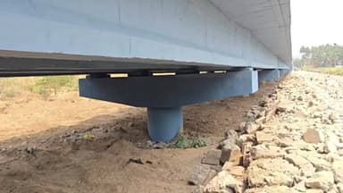 வாணியம்பாடி: அம்பலூர் பாலாற்றின் தரைப்பாலத்தை இடிப்பதற்கு எதிர்ப்பு தெரிவித்து விவசாயிகள் போராட்டத்தில் ஈடுபட்டதால் பரபரப்பு