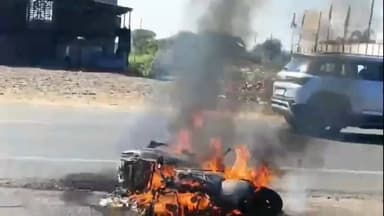 रायसेन: सांची बाईपास के पास ट्रक की टक्कर से स्कूटी में लगी आग, चालक घायल