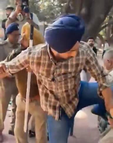 ਚੰਡੀਗੜ੍ਹ ਪੁਲਸ ਵੱਲੋਂ PU ਦੇ ਜਾਗਰੂਕ ਵਿਦਿਆਰਥੀਆਂ 'ਤੇ ਤਸ਼ੱਦਦ
ਗਾ/ਲੀ ਗਲੋਚ ਤੇ ਵਿਦਿਆਰਥੀਆਂ ਦੀਆਂ ਪੱਗਾਂ ਰੋਲੀਆਂ