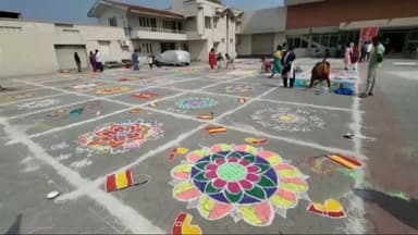 நாமக்கல்: மகளிர் தினத்தை முன்னிட்டு தவெக நடத்திய கோல போட்டியில் பெண்கள் கலந்துகொண்டு அசித்தினர்