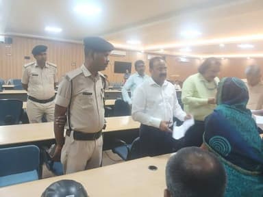 आज सासाराम विकास ग्रामीण पदाधिकारी विजय कुमार पांडे जी द्वारा जनता दरबार में एक एक कर के समस्या के निवारण किया गया