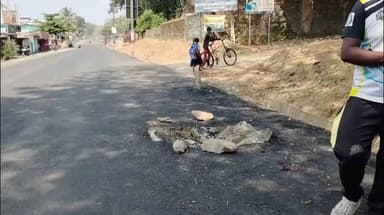 ದಾಂಡೇಲಿ: ಅಪಾಯವನ್ನು ಆಹ್ವಾನಿಸುತ್ತಿರುವ ಬರ್ಚಿ ರಸ್ತೆಯಲ್ಲಿ ಬಾಯ್ತೆರೆದು ಹೊಂಡದ ರೂಪವನ್ನು ತಾಳಿದ ನೀರಿನ ವಾಲ್ : ದುರಸ್ತಿಗೆ ಸ್ಥಳೀಯರಿಂದ ಆಗ್ರಹ