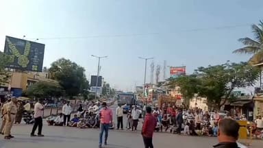 ಧಾರವಾಡ: ಧಾರವಾಡ ನಗರದ ತುಂಬಾ ಆವರಿಕೊಂಡ ವಿಷಯುಕ್ತ ಹೊಗೆ: ಹುಬ್ಬಳ್ಳಿ ಧಾರವಾಡ ರಸ್ತೆ ಬಂದ್ ಮಾಡಿ ಸ್ಥಳೀಯರ ಪ್ರತಿಭಟನೆ