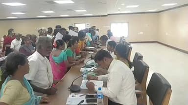 செங்கல்பட்டு: செங்கல்பட்டில் மக்கள் குறைதீர் கூட்டம் மாவட்ட வருவாய் அலுவலர் தலைமையில் நடைபெற்றது