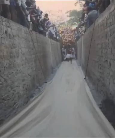 ಚನ್ನಪಟ್ಟಣ: ಹುಣಸನಹಳ್ಳಿ ಗ್ರಾಮದ ಬಿಸಿಲೇಶ್ವರಿ ಅಮ್ಮನವರ ಕೊಂಡೊತ್ಸವ ಅದ್ದೂರಿಯಾಗಿ ಜರುಗಿತು