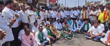 ಬೈಲಹೊಂಗಲ: ಕಿತ್ತೂರ ರಾಣಿ ಚೆನ್ನಮ್ಮಳ ಸಮಾಧಿ ಅಭಿವೃದ್ಧಿ ಕಾಮಗಾರಿಯಲ್ಲಿ ಭ್ರಷ್ಟಾಚಾರ ಆರೋಪ ತನಿಖೆಗೆ ಆಗ್ರಹಿಸಿ ಬೈಲಹೊಂಗಲ ಪಟ್ಟಣದಲ್ಲಿ ಪ್ರತಿಭಟನೆ