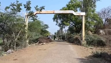 ಮೊಳಕಾಲ್ಮುರು: ಗಡಿ ಗ್ರಾಮವಾದ ಹನುಮನಗುಡ್ಡದಲ್ಲಿ ಕುಡಿಯುವ ಹನಿ ನೀರಿಗೂ ತತ್ವಾರ, ಖಾಲಿ ಕೊಡ ಹಿಡಿದು ಪ್ರತಿನಿತ್ಯ ಹನಿ ನೀರಿಗೂ ಹೋರಾಡುವ ಗ್ರಾಮಸ್ಥರು