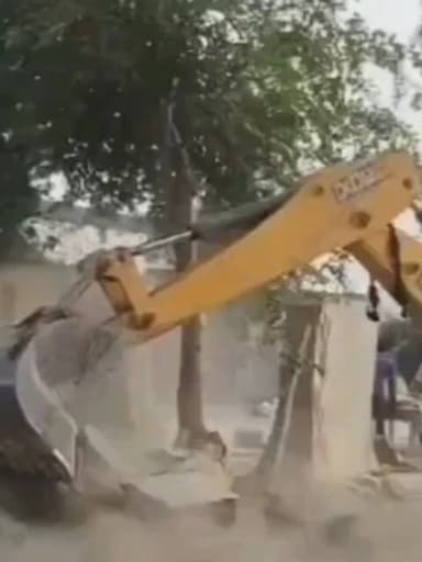 फतेेहपुर: हत्या कांड के बाद बड़ी कार्रवाई, आरोपियों के घरों पर चला बुलडोजर