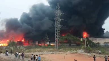 ದೊಡ್ಡಬಳ್ಳಾಪುರ: ಬಾಶೆಟ್ಟಿಹಳ್ಳಿಯ ಕೇಬಲ್ ತಯಾರಿಕ ಕಂಪನಿಯಲ್ಲಿ ಅಗ್ನಿ ಅವಘಡ ಮುಗಿಲೆತ್ತರಕ್ಕೆ ಚಿಮ್ಮಿದ ಹೊಗೆ