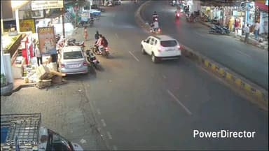 परसिया: चांदामेटा मुख्य मार्ग पर स्कूटी से गिरा युवक, डिवाइडर से टकराया, बची जान, सीसीटीवी में कैद हुई घटना