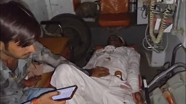 अजयगढ़: अजयगढ़ में सड़क हादसा: खड़ी गाड़ी से टकराई बाइक, दो लोग गंभीर रूप से घायल