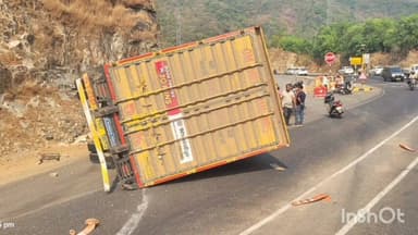 ಕಾರವಾರ: ಬಿಣಗಾ ಘಟ್ಟದಲ್ಲಿ ಕಾರಿನ ಮೇಲೆ ಉರುಳಿಬಿದ್ದ ಕಂಟೆನರ್, ಮಗು ಸಾವು