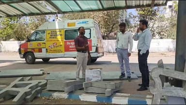 जिला अस्पताल में पोस्टमार्टम कक्ष और ओपीडी पर्ची कक्ष के पास लोगों के बैठने के लिए लगाई बैंच #reel #burhanpur #mohandhak...